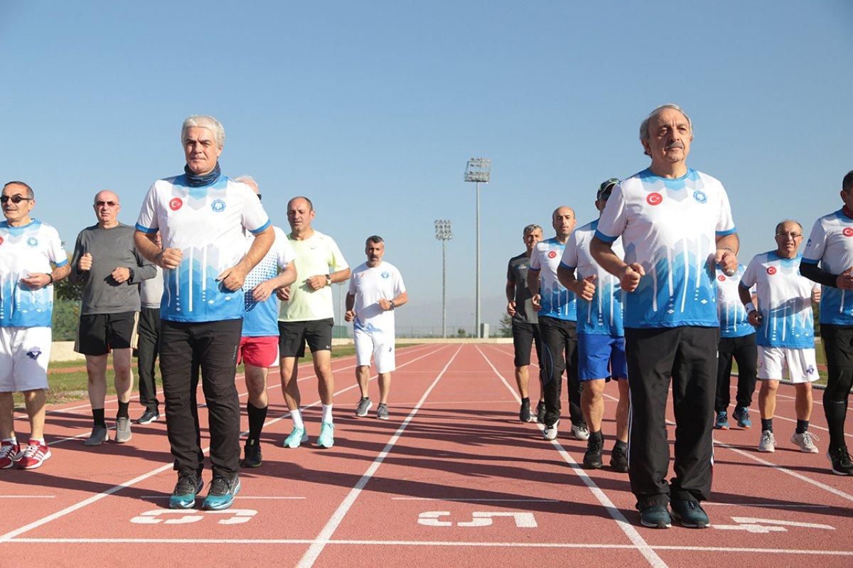 Erzurum'da maratona hazırlanan 'Çılgın Dadaşlar' spor tutkularıyla gençlere taş çıkartıyor
