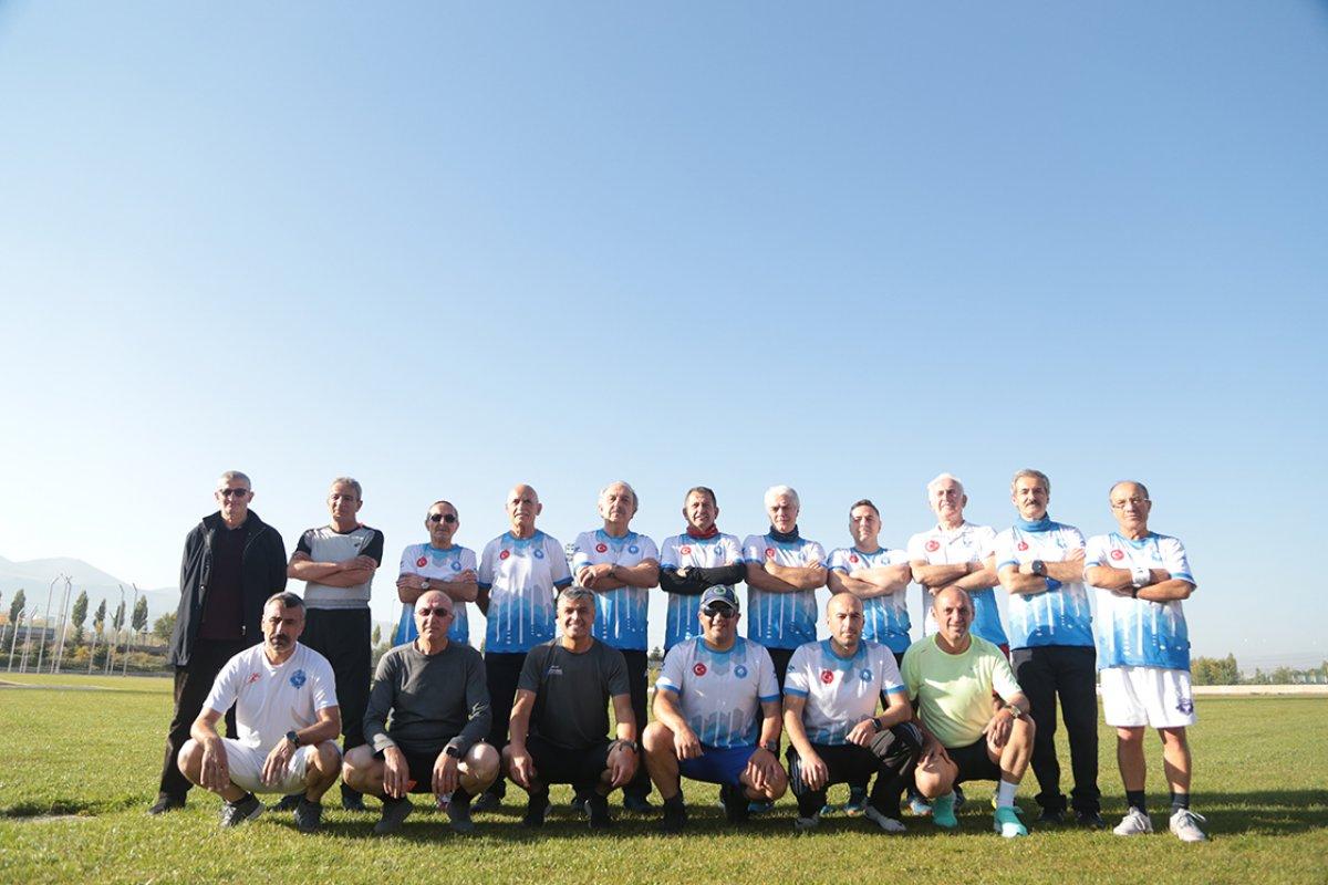 Erzurum'da maratona hazırlanan 'Çılgın Dadaşlar' spor tutkularıyla gençlere taş çıkartıyor