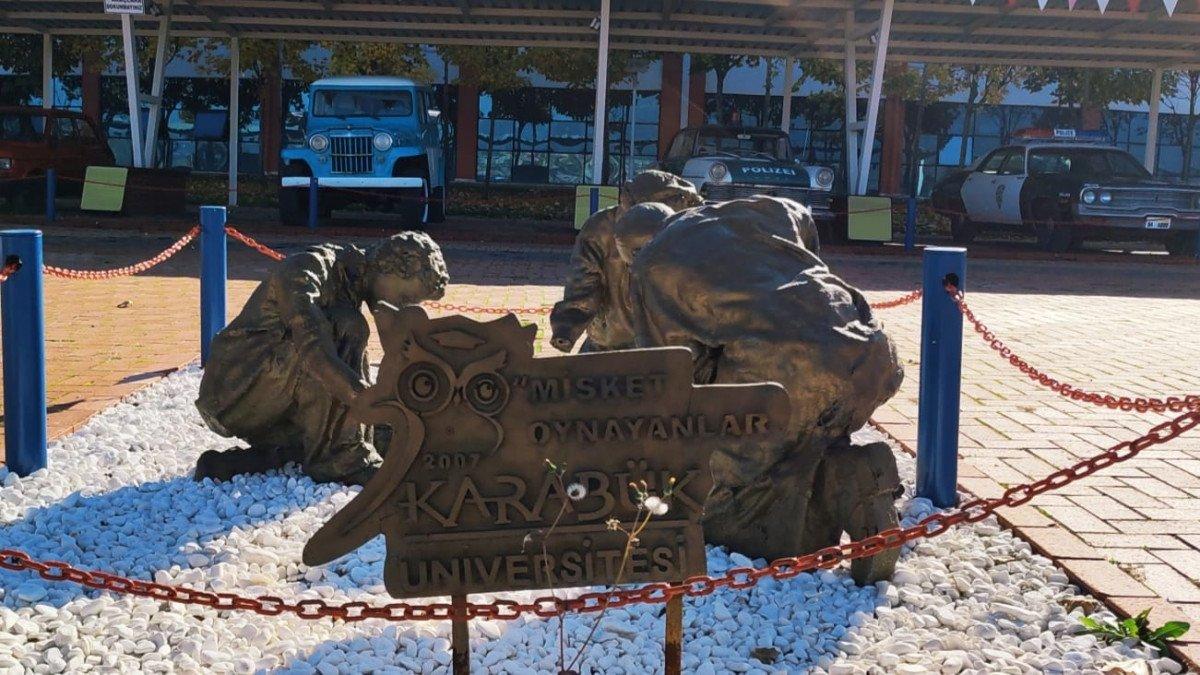 Karabük Üniversitesi Rektörü Refik Polat'tan 'uzuneşek heykeli' açıklaması