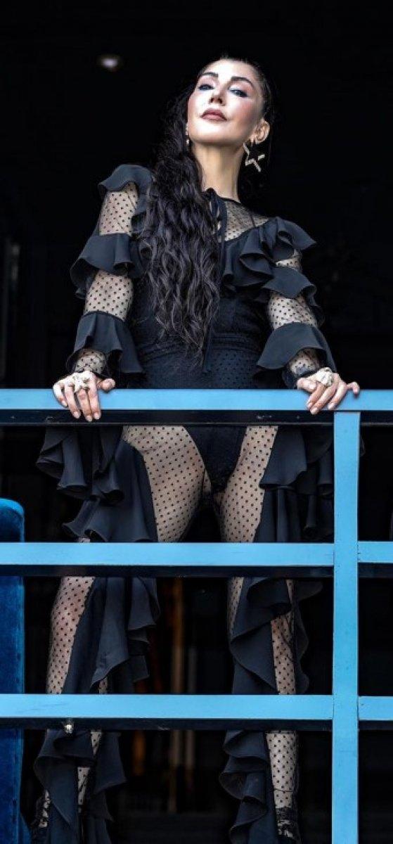 Defne Samyeli, transparan kıyafeti ile beğeni topladı