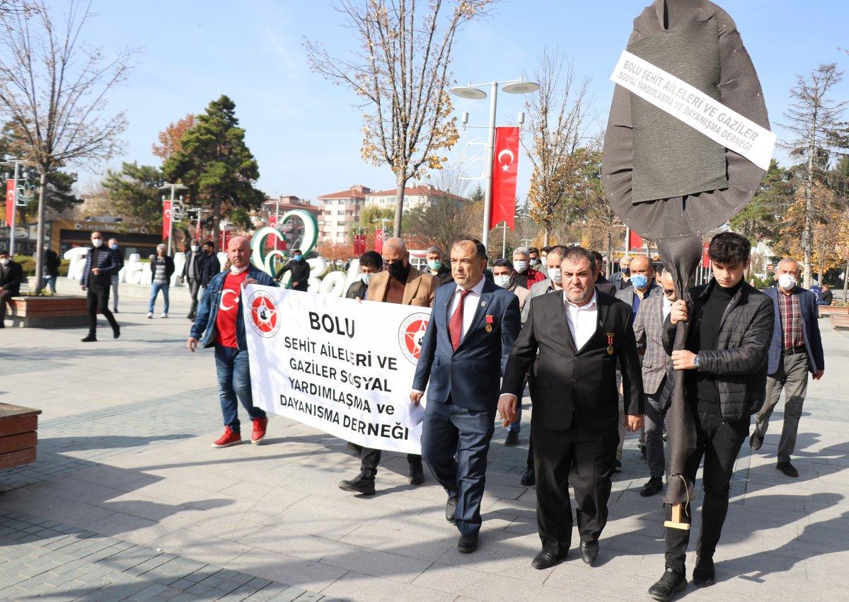 Şehit yakınları İyi Partili Lütfü Türkkan'ı protesto etti