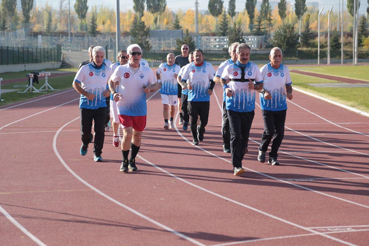 Erzurum'da maratona hazırlanan 'Çılgın Dadaşlar' spor tutkularıyla gençlere taş çıkartıyor