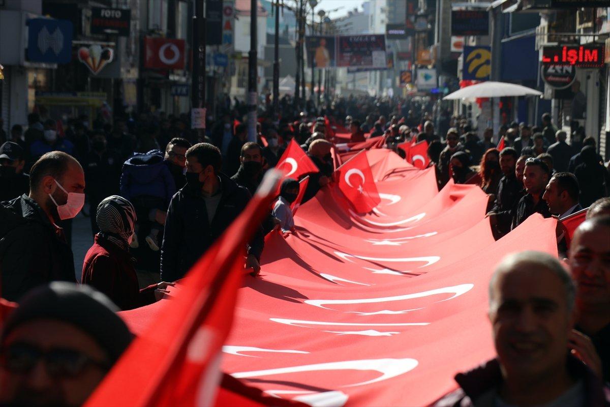 Şehit yakınları İyi Partili Lütfü Türkkan'ı protesto etti
