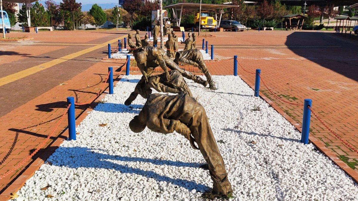 Karabük Üniversitesi Rektörü Refik Polat'tan 'uzuneşek heykeli' açıklaması