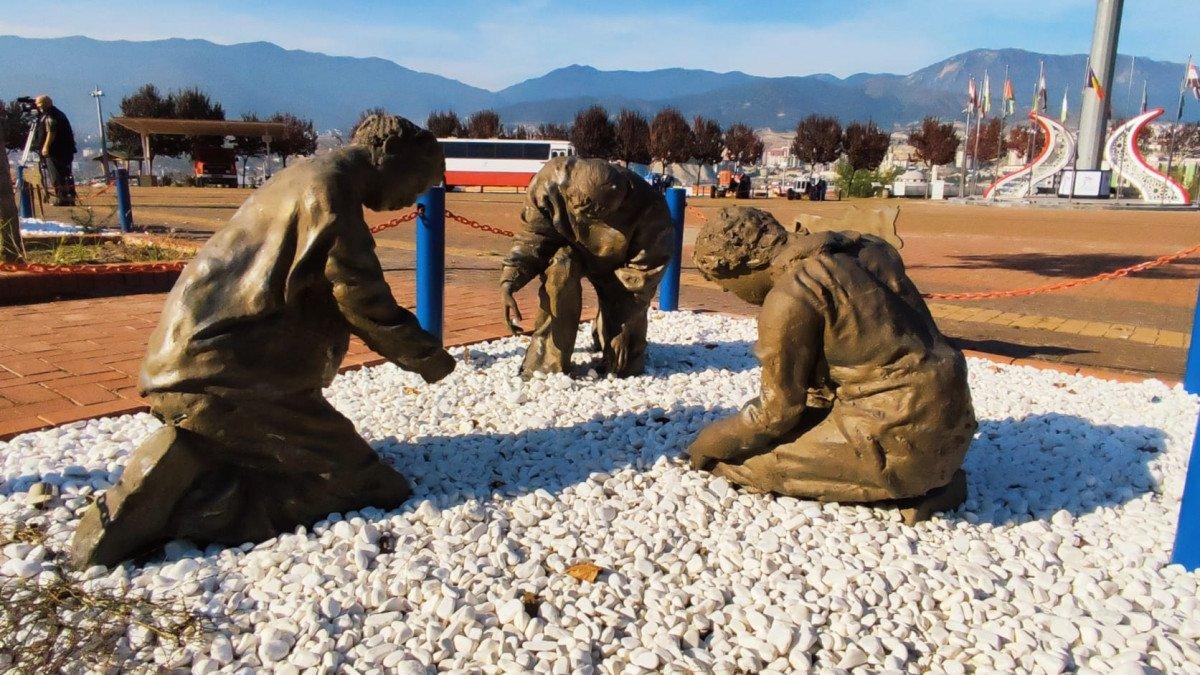 Karabük Üniversitesi Rektörü Refik Polat'tan 'uzuneşek heykeli' açıklaması