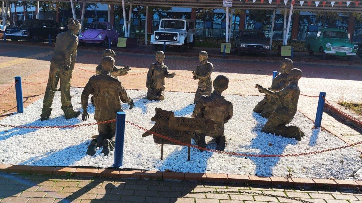 Karabük Üniversitesi Rektörü Refik Polat'tan 'uzuneşek heykeli' açıklaması