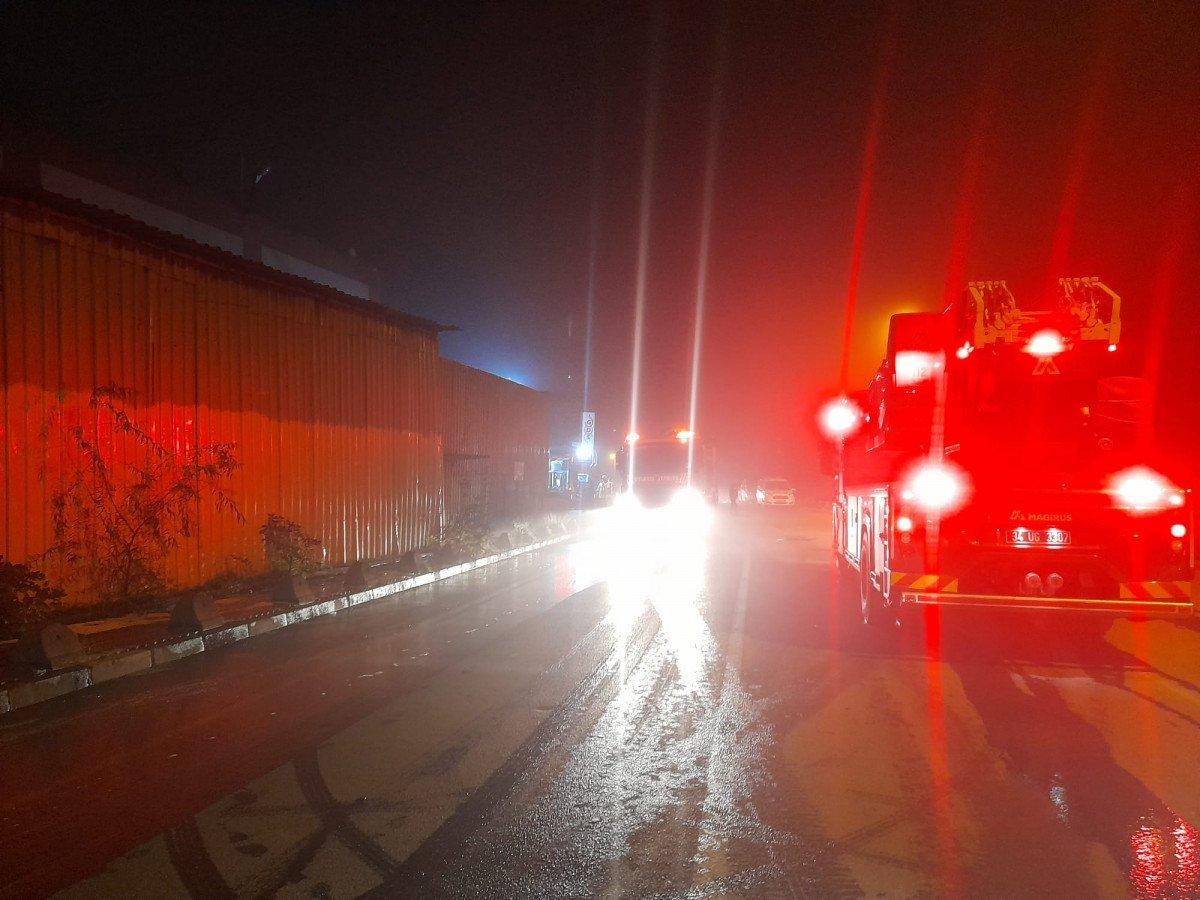 Başakşehir'de demir tel üretim fabrikasında çıkan yangın söndürüldü