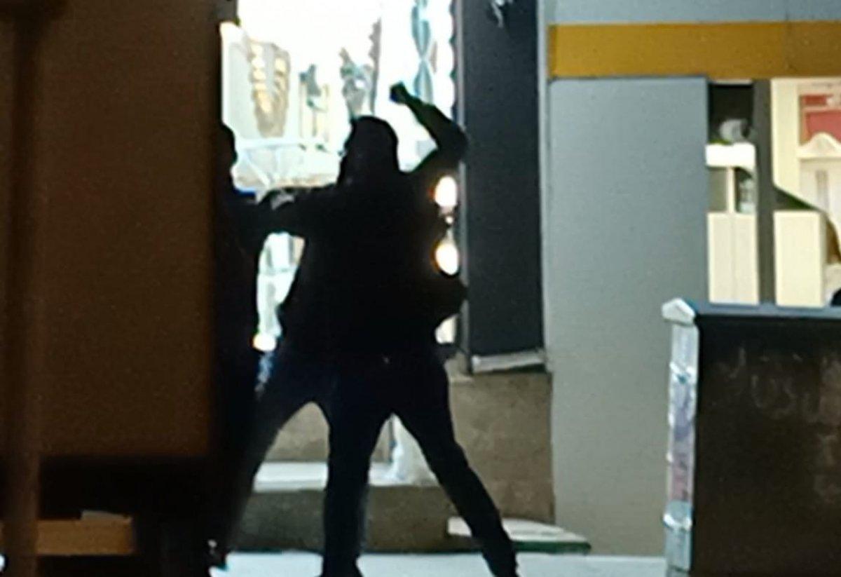 Erzurum'da cadde ortasında yumruk yumruğa kavga