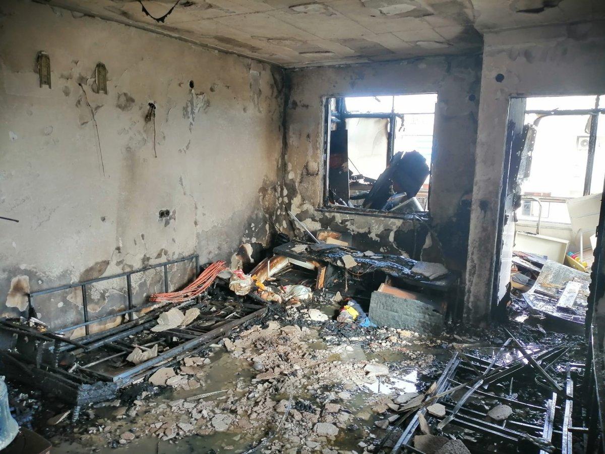 Antalya'da klimadan çıkan yangın evi küle döndürdü