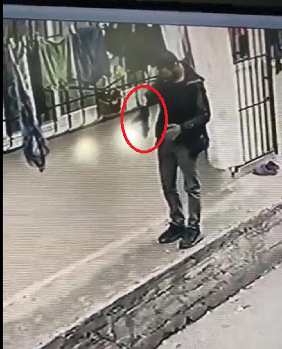 Bursa’da, kadın iç çamaşırlarını çalarken kameraya yakalandı