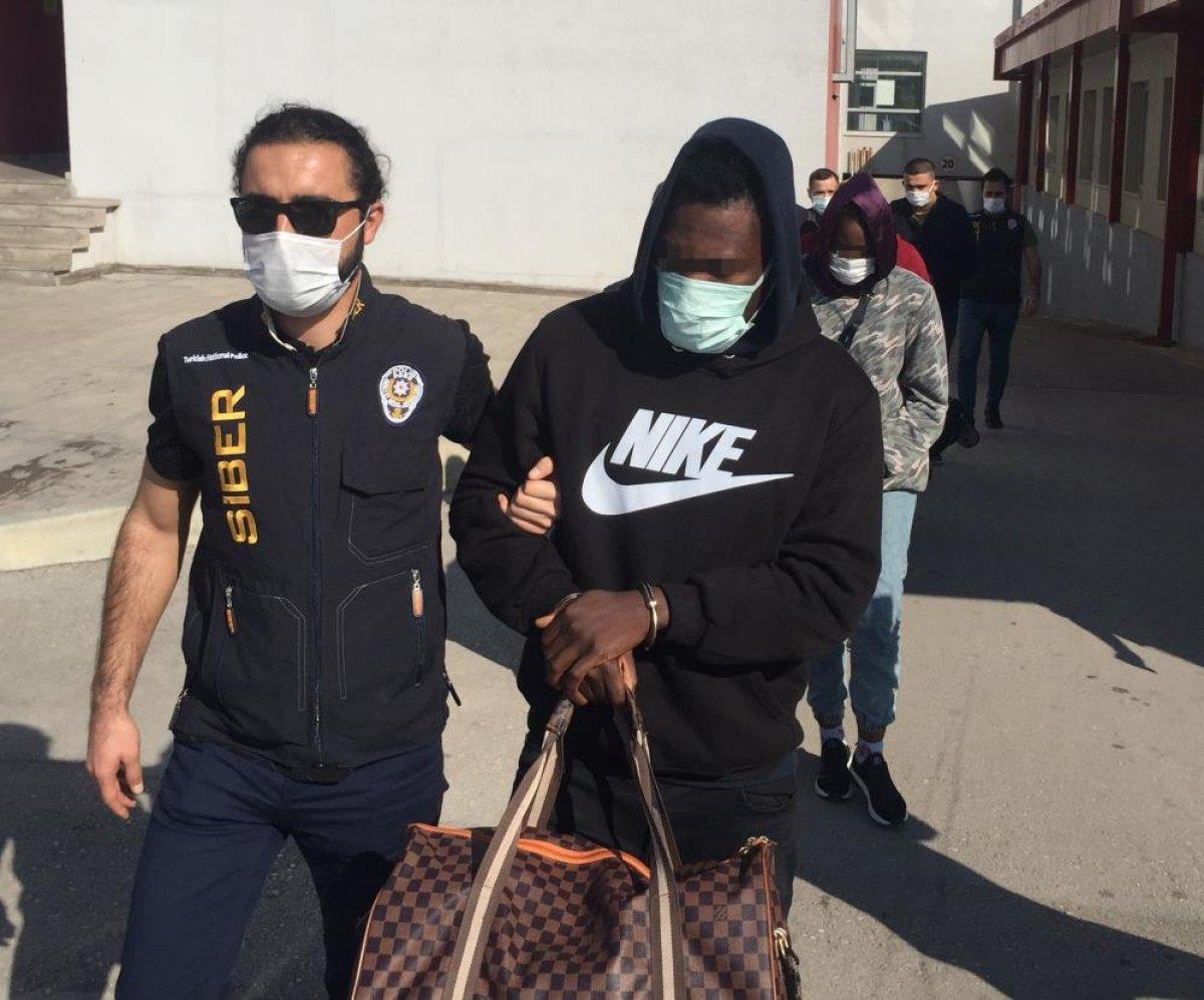 Adana'da kendilerini futbolcu olarak tanıtan Nijeryalı dolandırıcılar