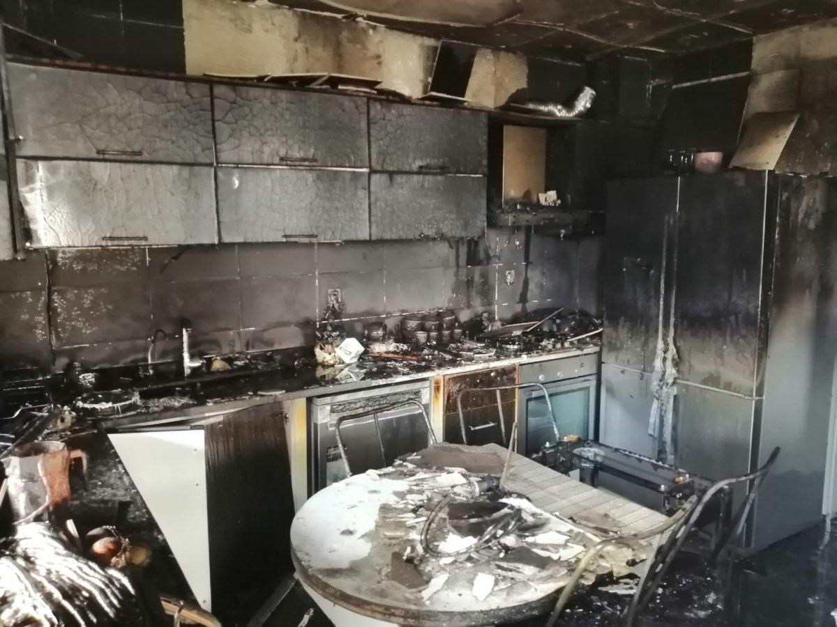 Antalya'da klimadan çıkan yangın evi küle döndürdü