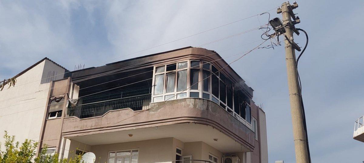 Antalya'da klimadan çıkan yangın evi küle döndürdü