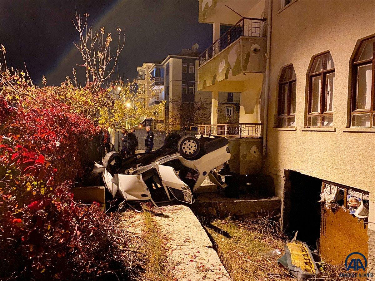 Ankara'da bir otomobil bahçeye devrildi: 3 yaralı