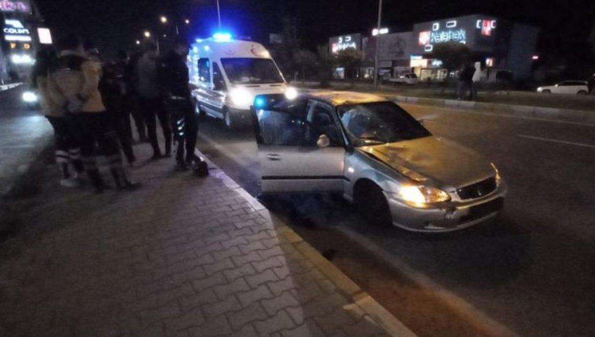 Balıkesir’de yolun karşısına geçmeye çalışan kadına çarptı