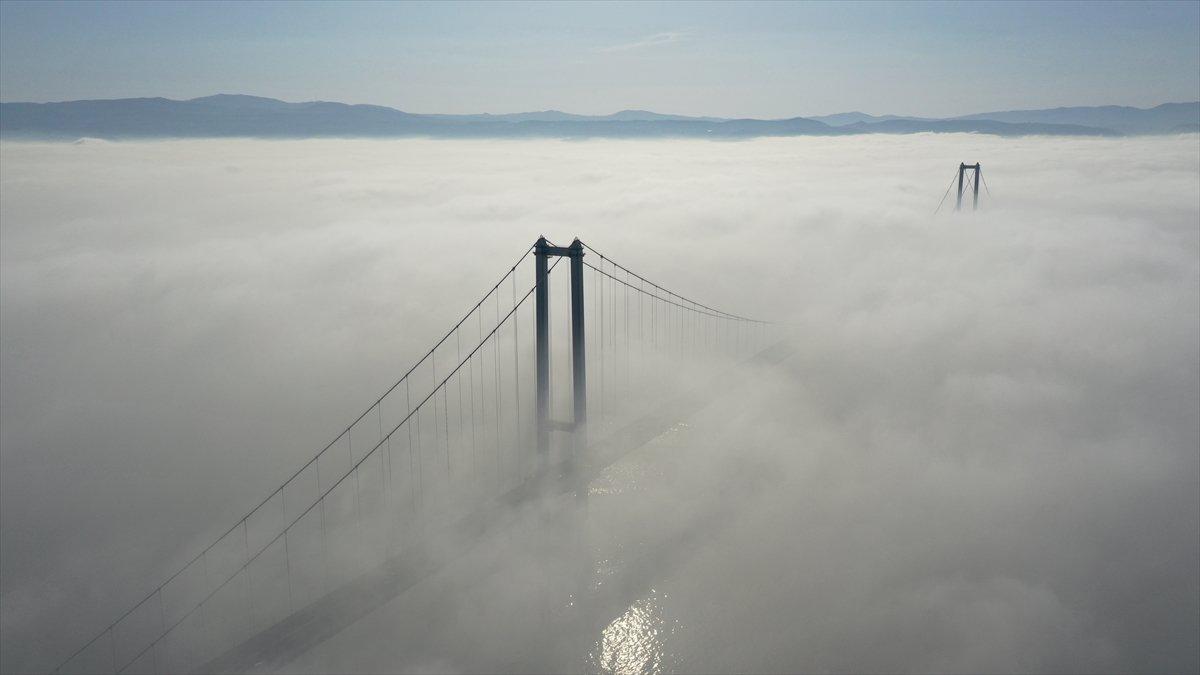 Osmangazi Köprüsü'nün sis içinde kaldığı anlar