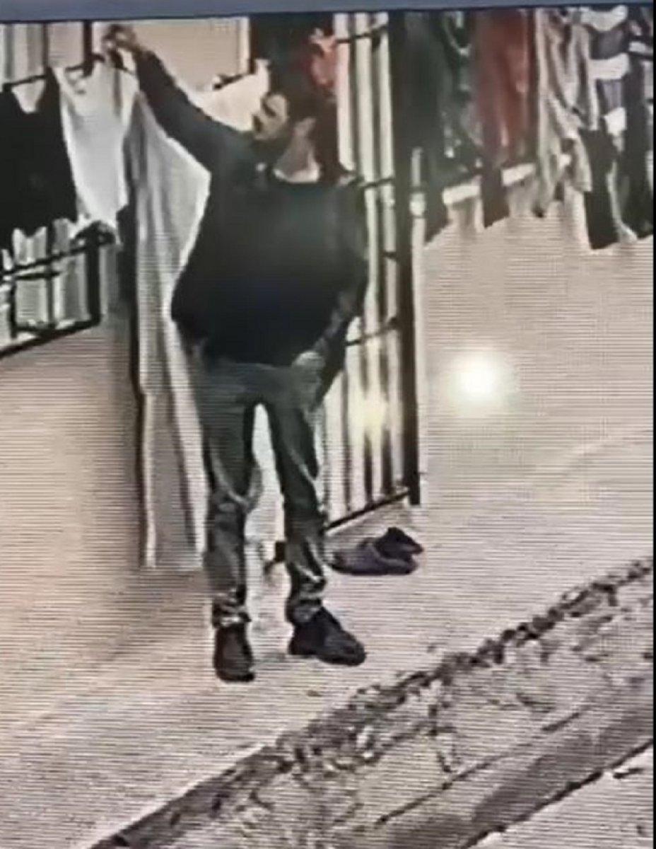 Bursa’da, kadın iç çamaşırlarını çalarken kameraya yakalandı