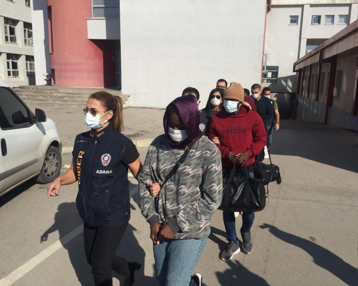 Adana'da kendilerini futbolcu olarak tanıtan Nijeryalı dolandırıcılar