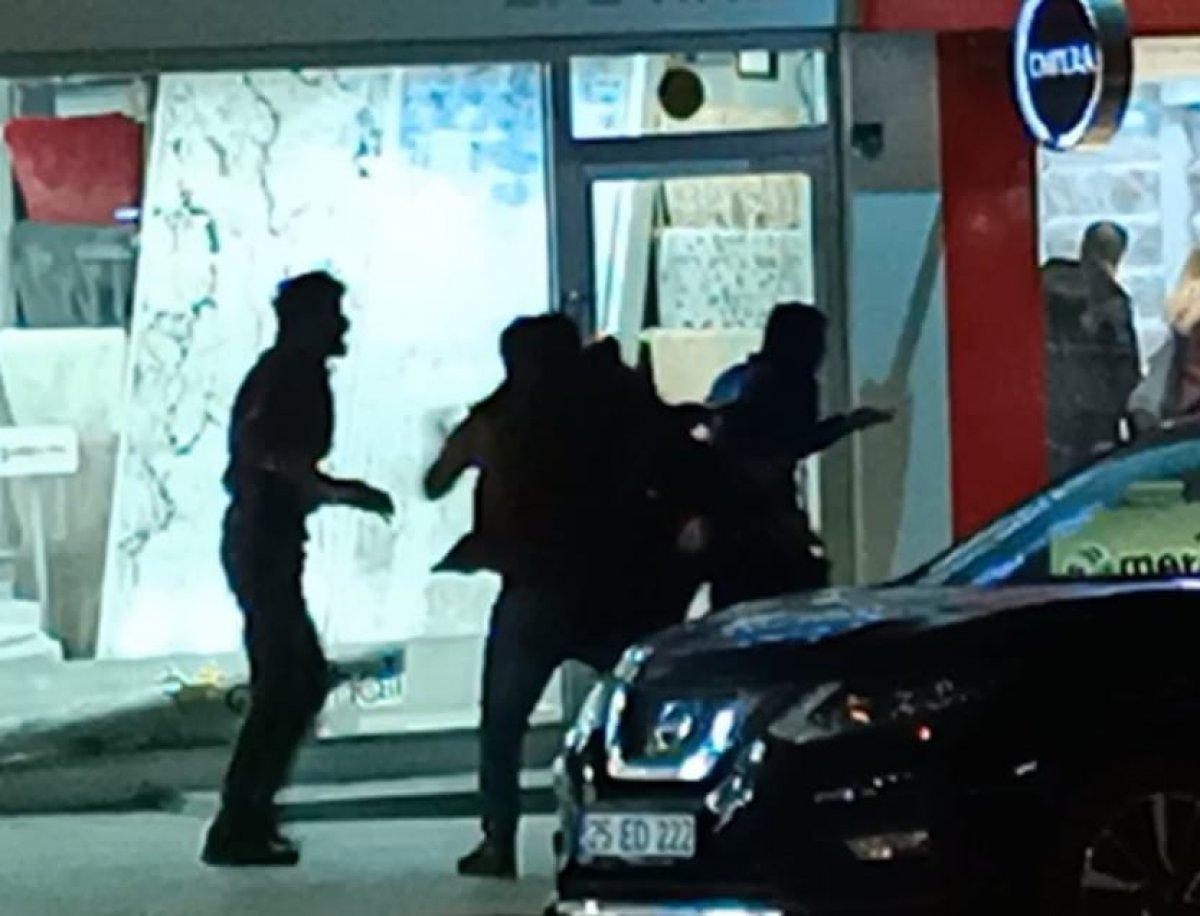Erzurum'da cadde ortasında yumruk yumruğa kavga