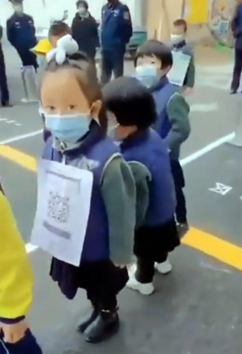 Çinli çocukların boyunlarına QR kodu asıldı