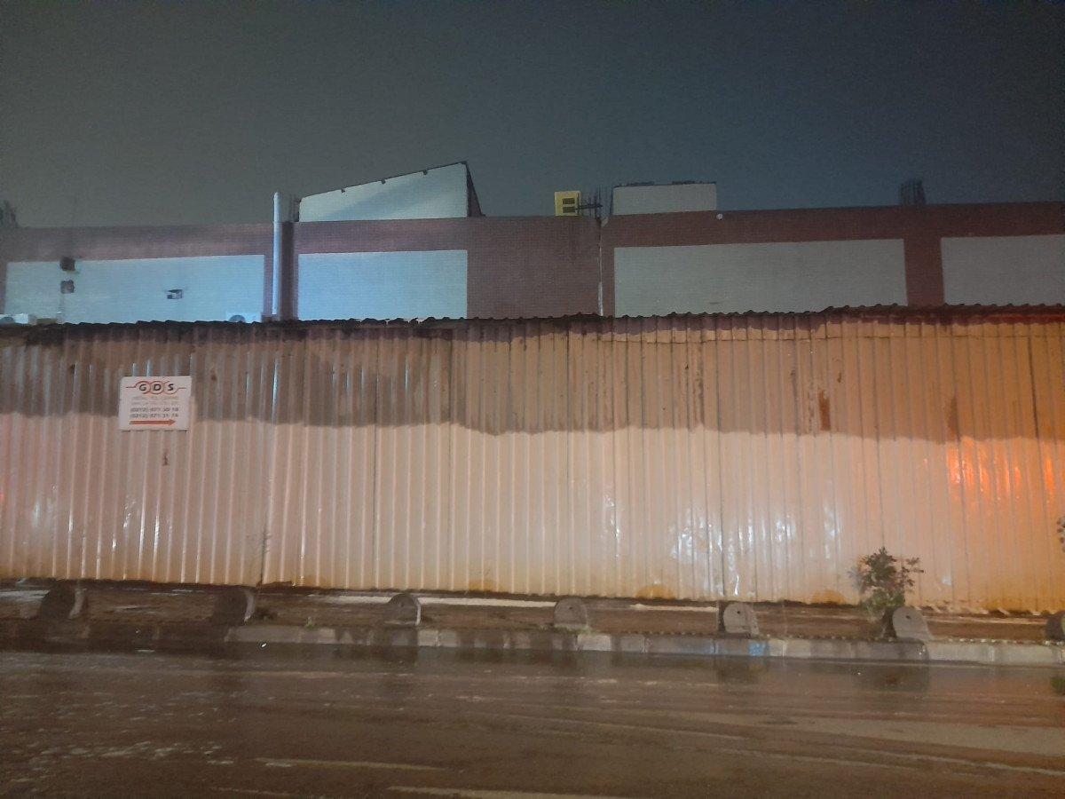 Başakşehir'de demir tel üretim fabrikasında çıkan yangın söndürüldü