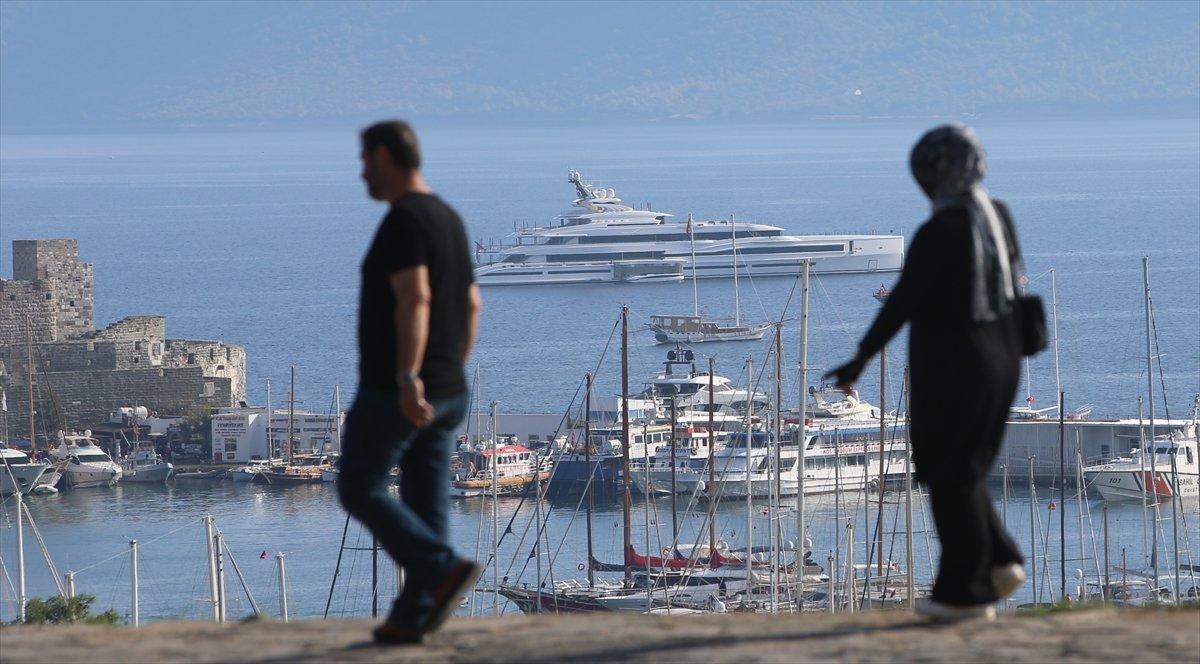 Bill Gates'in yatı, Bodrum Kalesi açıklarına demirledi