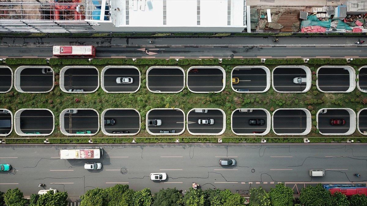 Çin'deki üstü açık alt geçit, görünümüyle dikkat çekiyor