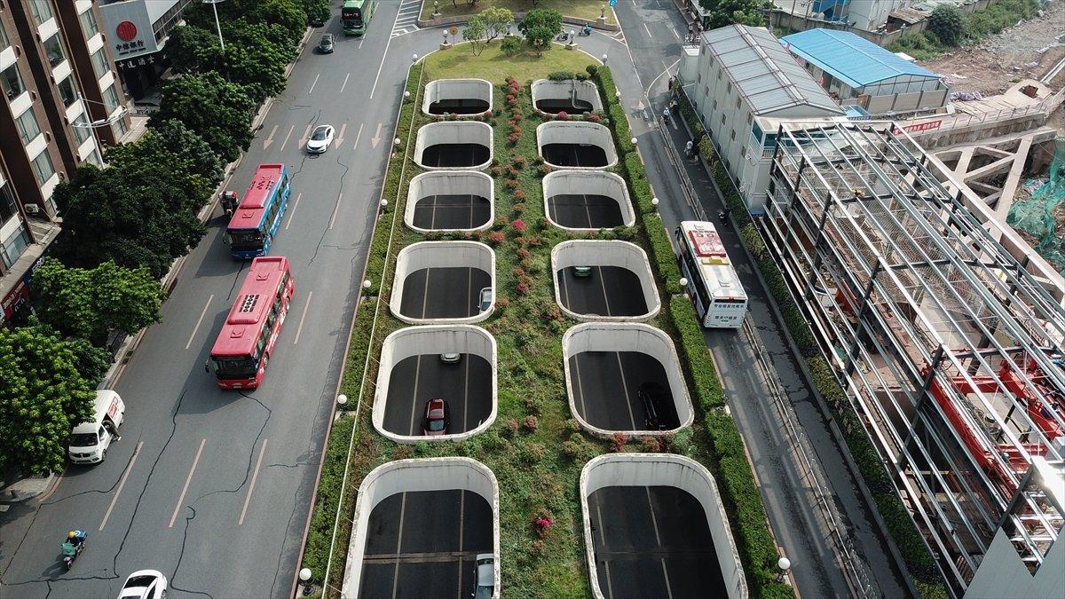 Çin'deki üstü açık alt geçit, görünümüyle dikkat çekiyor