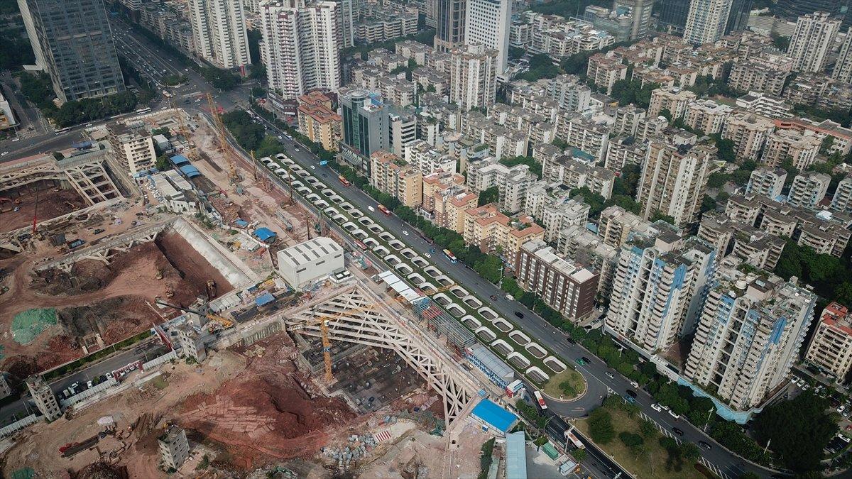 Çin'deki üstü açık alt geçit, görünümüyle dikkat çekiyor