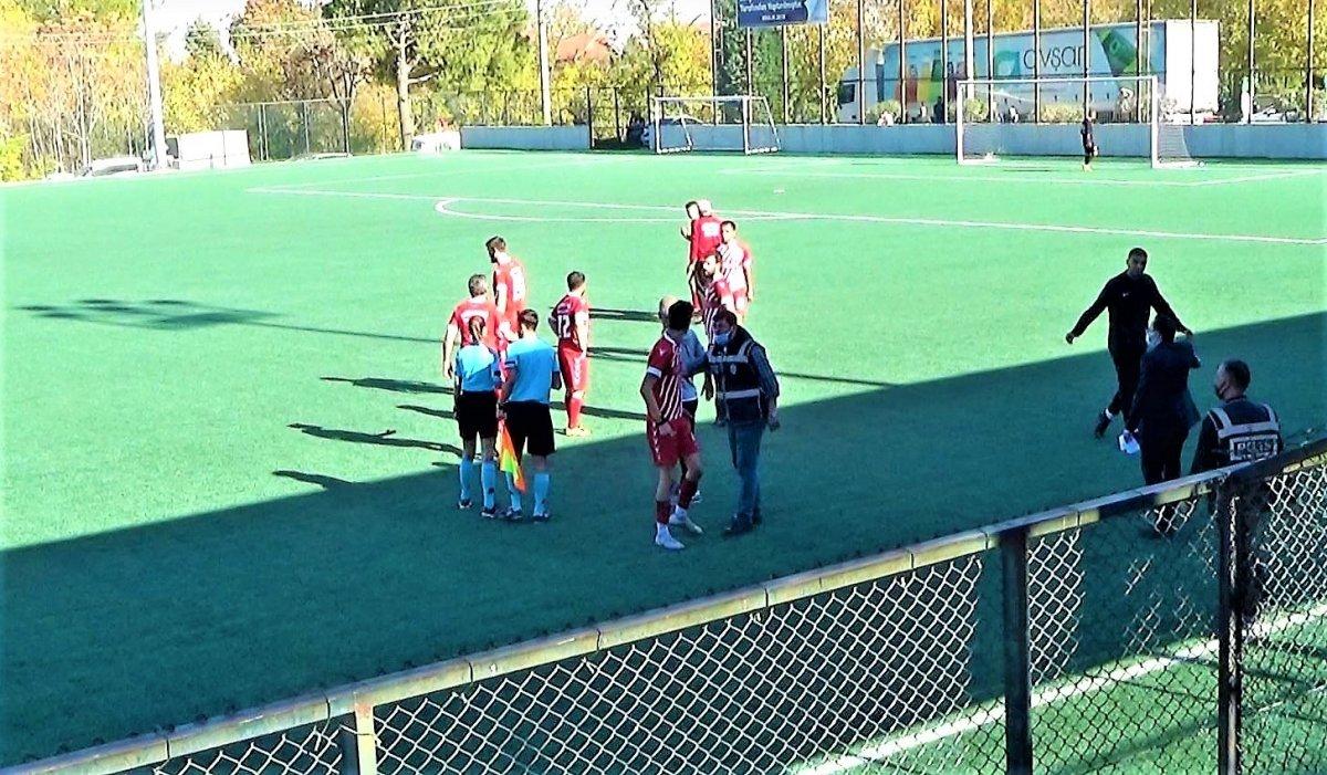 Süper Amatör'de iki takım arkadaşı yumruk yumruğa kavga etti