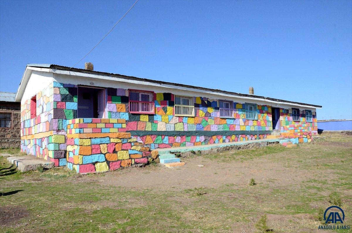 Bitlis'te gönüllü öğretmenler, atıl haldeki okulu eğitime kazandırdı