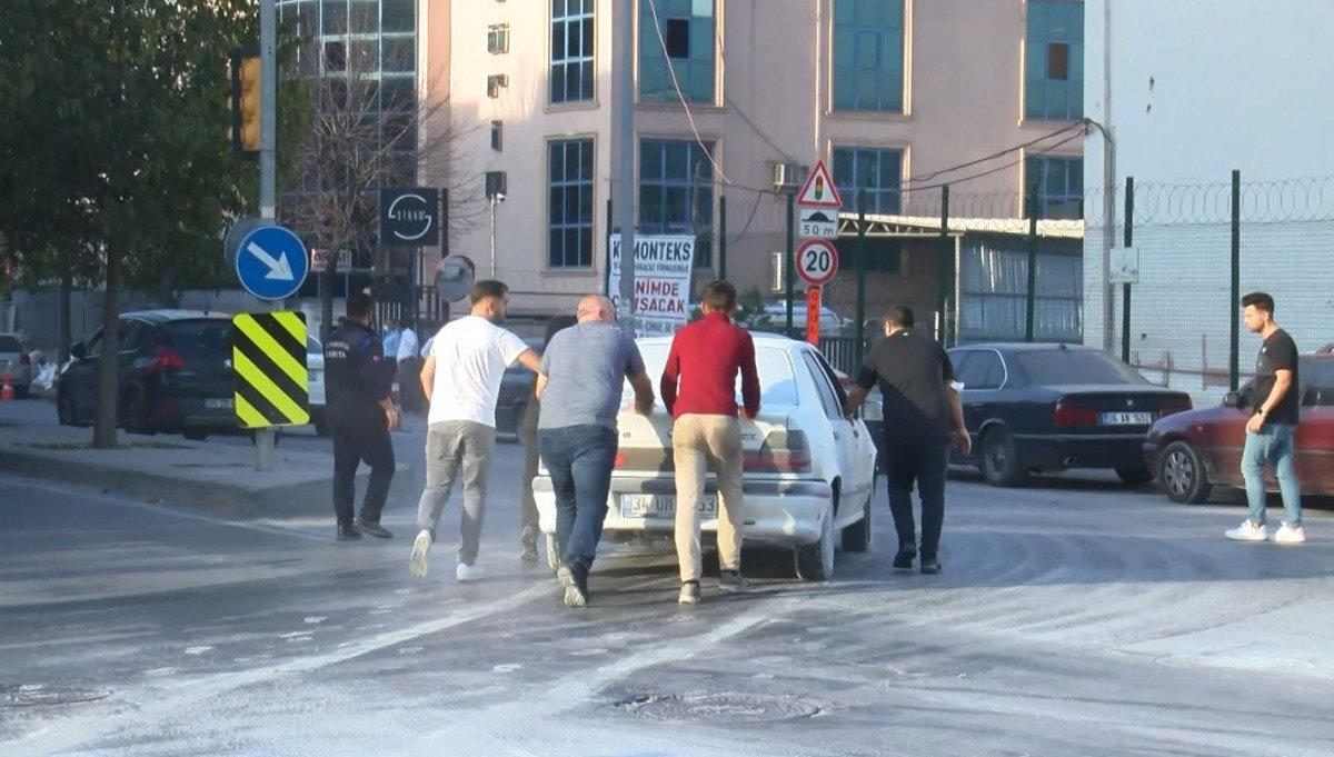 Gaziosmanpaşa'da yanan otomobili akaryakıt istasyonu çalışanları söndürdü