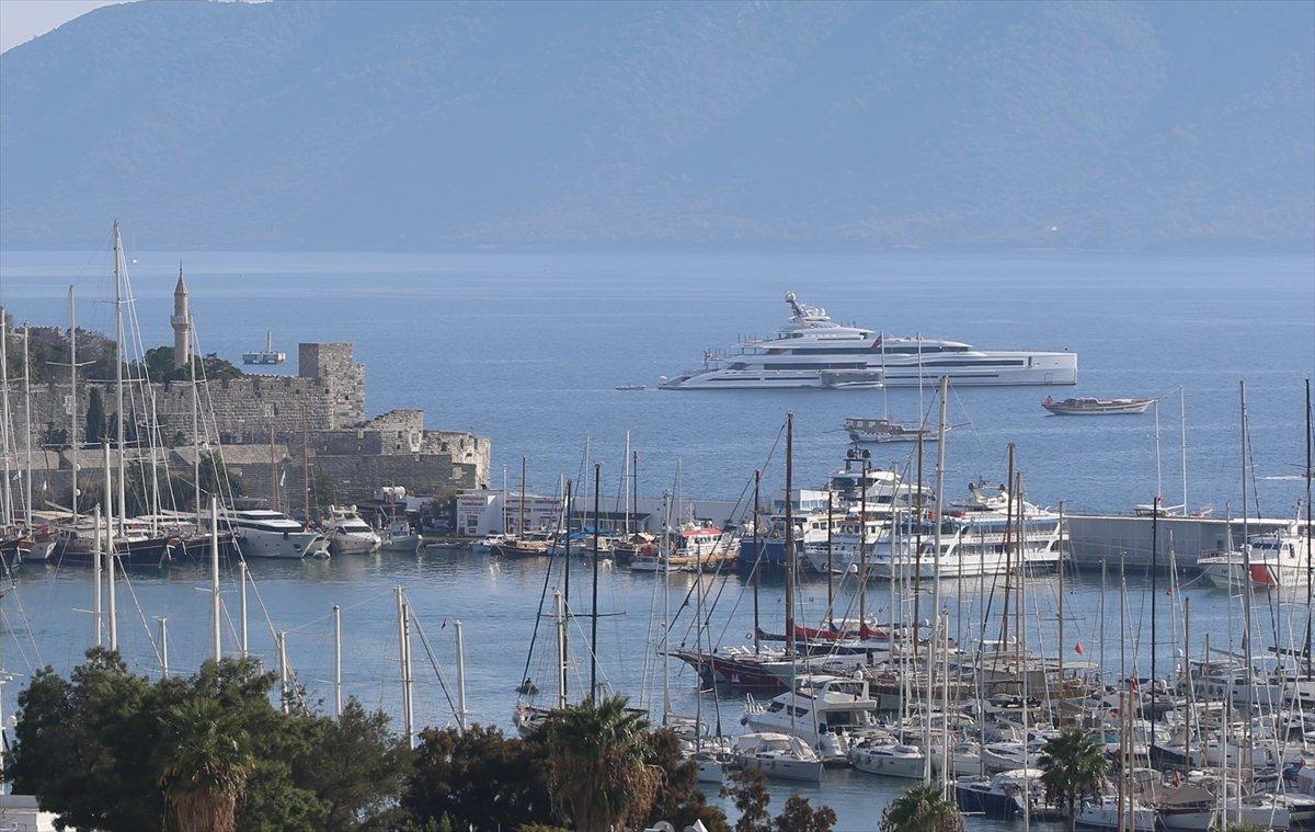 Bill Gates'in yatı, Bodrum Kalesi açıklarına demirledi