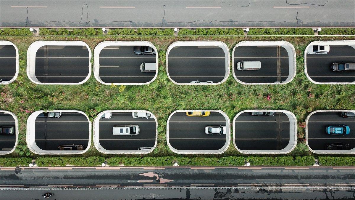 Çin'deki üstü açık alt geçit, görünümüyle dikkat çekiyor