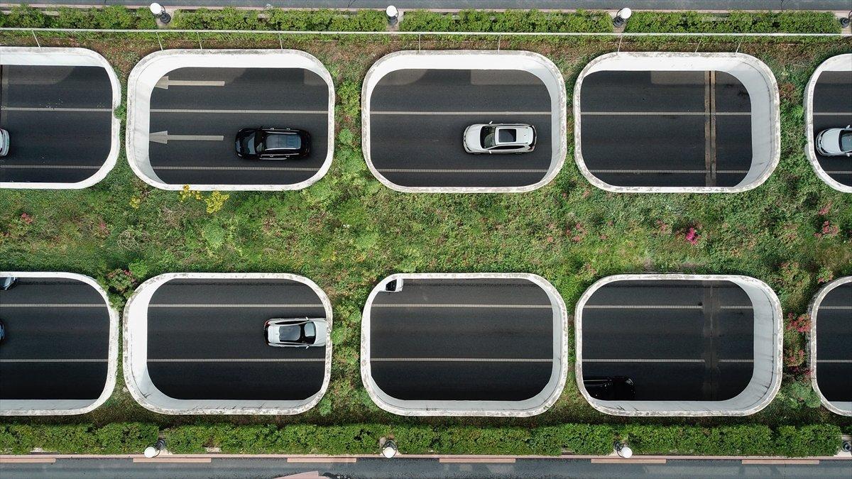 Çin'deki üstü açık alt geçit, görünümüyle dikkat çekiyor