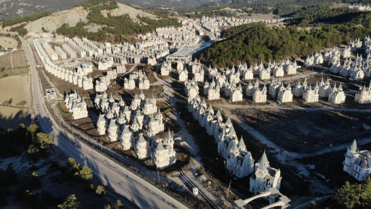 Bolu’daki ‘Şato tipi’ villalar 2022 yılında bitirilecek