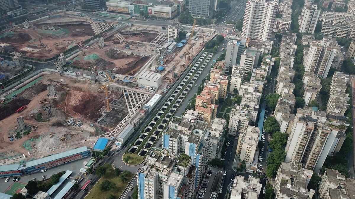 Çin'deki üstü açık alt geçit, görünümüyle dikkat çekiyor