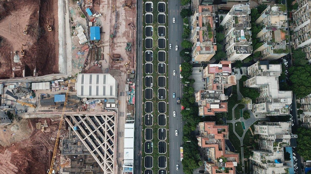 Çin'deki üstü açık alt geçit, görünümüyle dikkat çekiyor