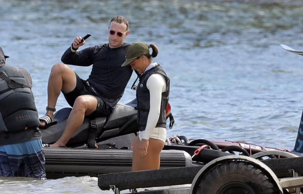 Mark Zuckerberg, eşiyle jet-ski yaparken görüntülendi