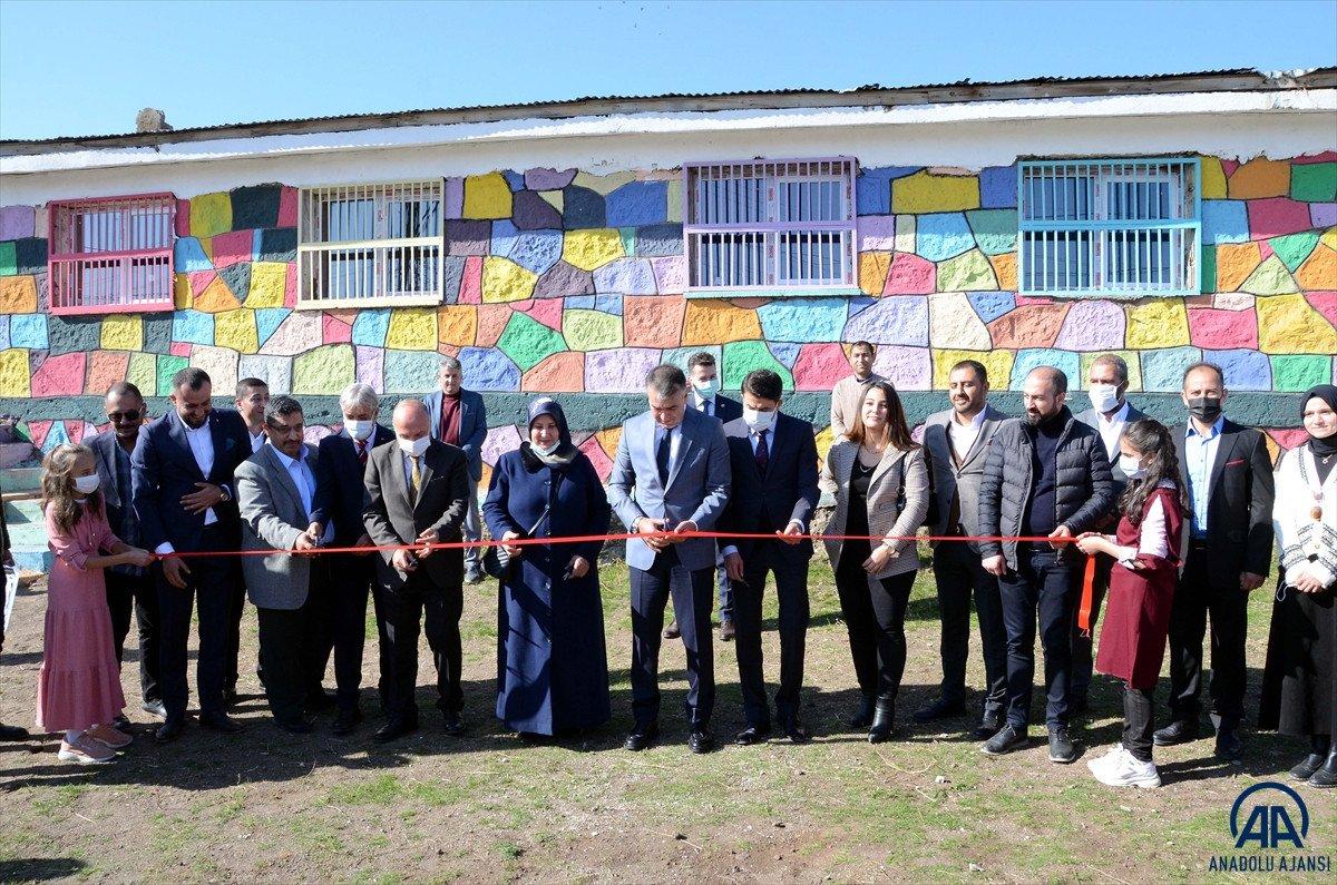 Bitlis'te gönüllü öğretmenler, atıl haldeki okulu eğitime kazandırdı