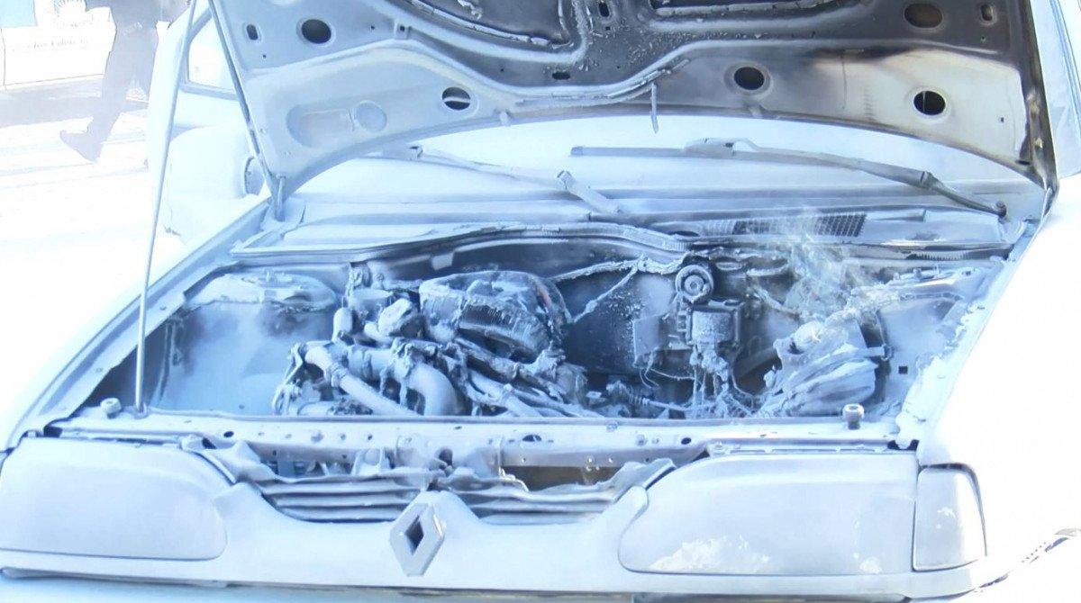 Gaziosmanpaşa'da yanan otomobili akaryakıt istasyonu çalışanları söndürdü