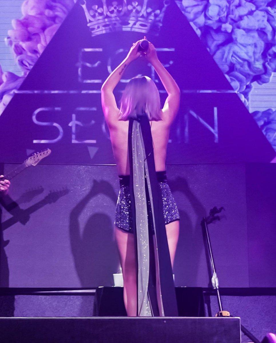 Ece Seçkin mini elbiseli pozlarını paylaştı