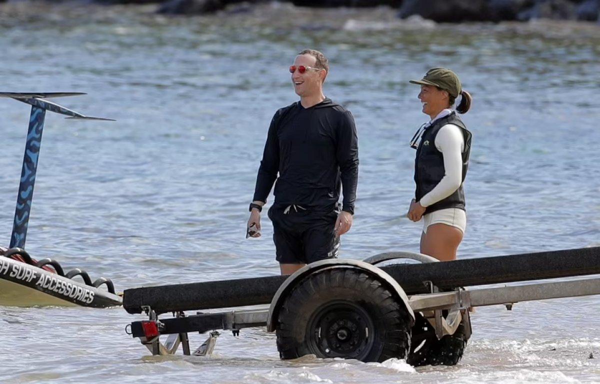 Mark Zuckerberg, eşiyle jet-ski yaparken görüntülendi