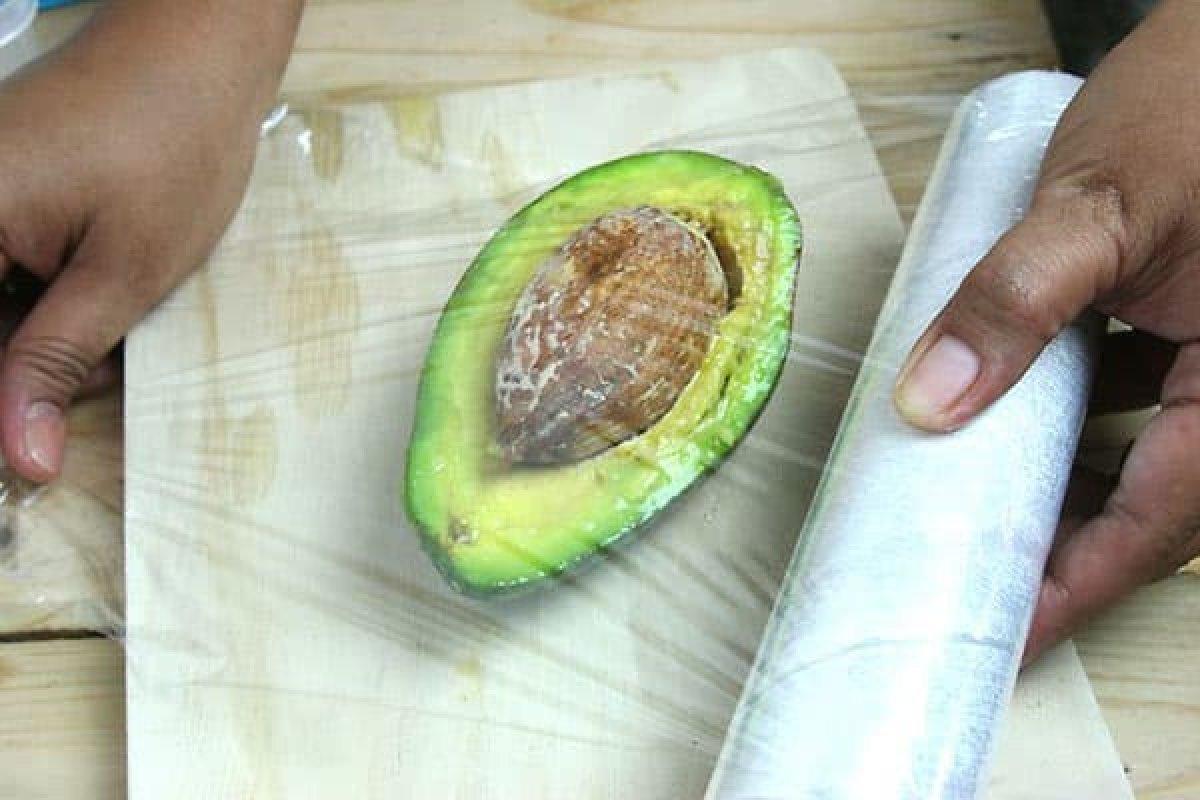 Yarım avokadoyu kararmadan saklamanın 2 yolu