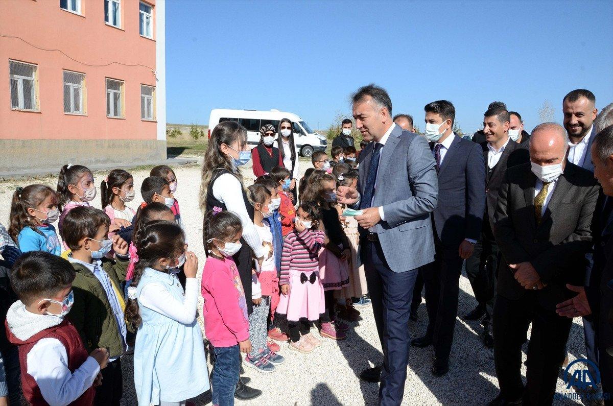Bitlis'te gönüllü öğretmenler, atıl haldeki okulu eğitime kazandırdı