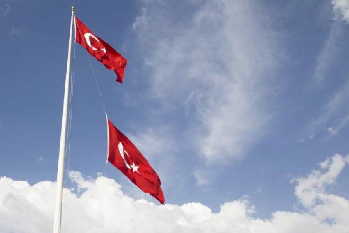 Bayrağın gönderden hiç inmediği yer: Anıtkabir