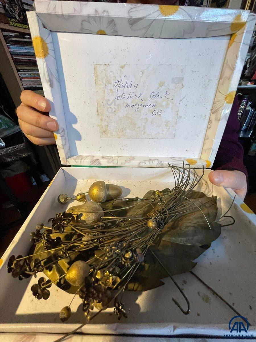 Atatürk'ün cenaze kortejinde taşınan çelengin parçalarına gözü gibi bakıyor