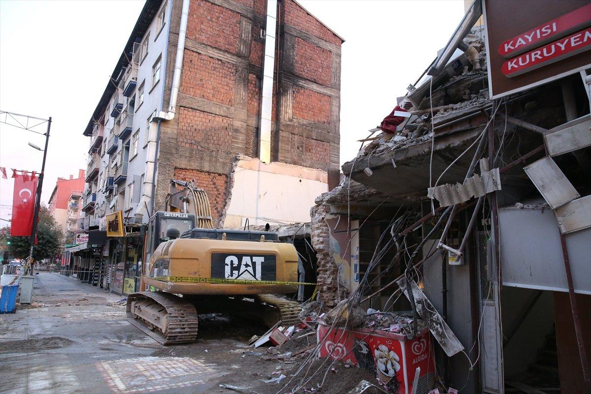 Malatya’da çöken binadaki hasar gün ağarınca ortaya çıktı