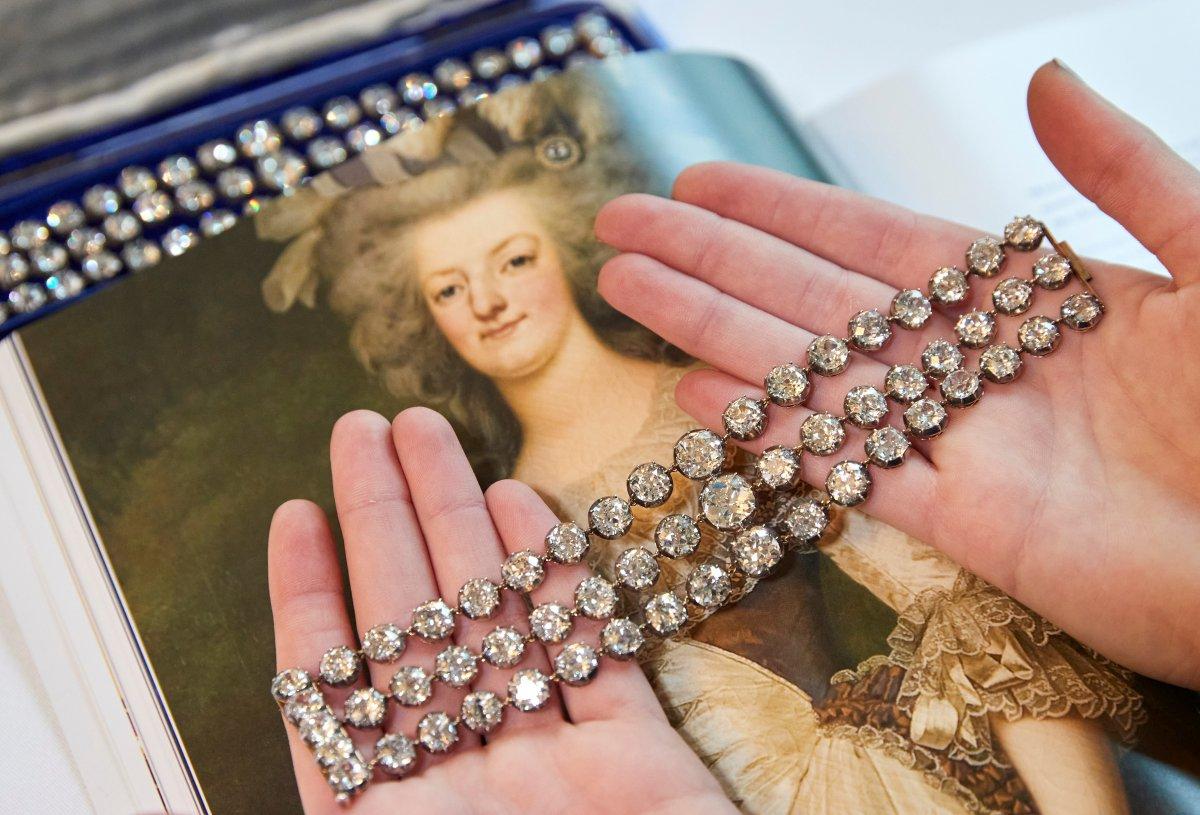 Fransa Kraliçesi Marie Antoinette'in elmas bilezikleri açık artırmada satıldı