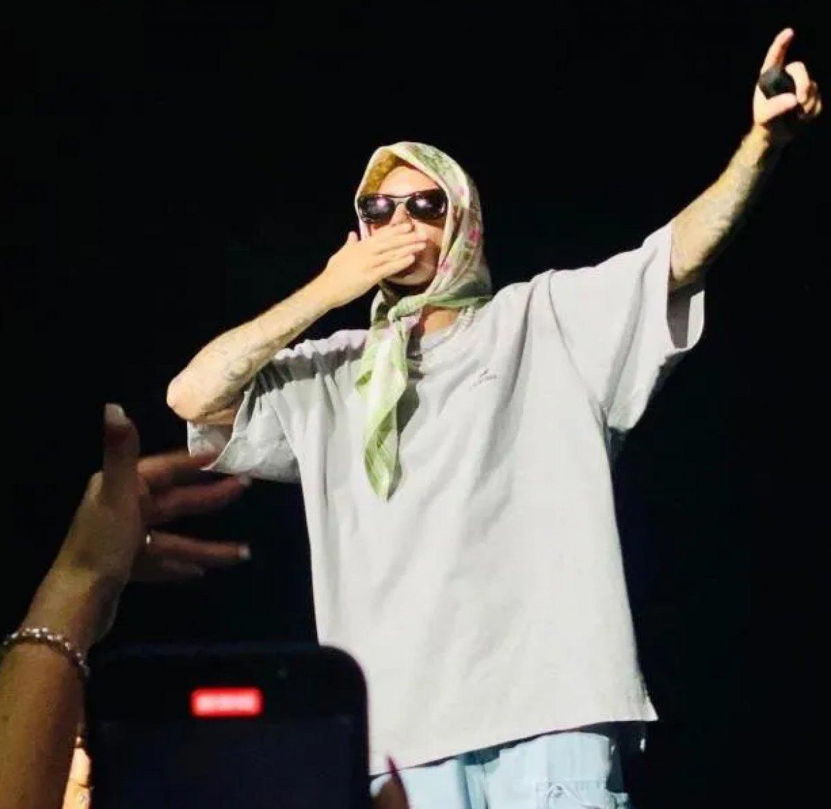 Şarkıcı Justin Bieber, sahneye başörtüsüyle çıktı